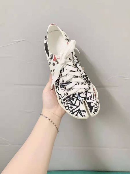 original box maison tabi graffiti print sneakers white cotton split toe lace-up tabi all-over graffiti print shoes 35-44, Black
original box maison tabi graffiti print sneakers white cotton split toe lace-up tabi all-over graffiti print shoes 35-44, Black