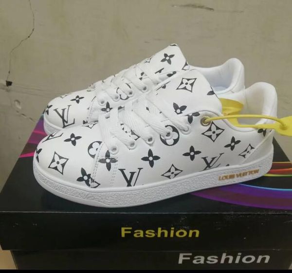 мода pu кожа обувь повседневная атлетика walking кроссовки открытый спорт обувь сотрудничество коричневый белый черный французский лейбл мод, Black
мода pu кожа обувь повседневная атлетика walking кроссовки открытый спорт обувь сотрудничество коричневый белый черный французский лейбл мод, Black