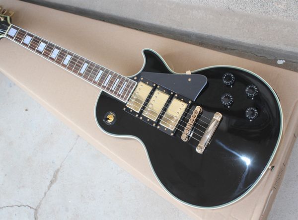6-string electric guitar with black color body,3 gold color pickups,rosewood fingerboard and can be customized
6-string electric guitar with black color body,3 gold color pickups,rosewood fingerboard and can be customized