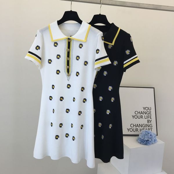 2020 summer daisy вышитые вязание платье женщины turn down воротник с короткими рукавами популярная daisy вышивка тонкий повседневные платья, Black;gray
2020 summer daisy вышитые вязание платье женщины turn down воротник с короткими рукавами популярная daisy вышивка тонкий повседневные платья, Black;gray