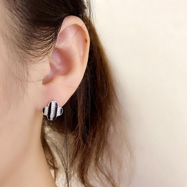 s925 sterling silver earring sleek minimalist black four-leaf clasp ear ring ear bone temperament female girl silver jewelry, Golden
s925 sterling silver earring sleek minimalist black four-leaf clasp ear ring ear bone temperament female girl silver jewelry, Golden