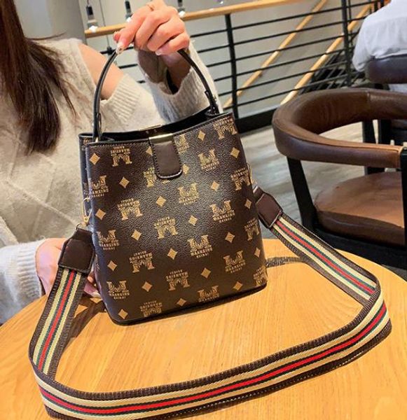 designer handbags 2020 fashion new large-capacity bucket bag printed color handbag shoulder bag wild drop shipping
designer handbags 2020 fashion new large-capacity bucket bag printed color handbag shoulder bag wild drop shipping