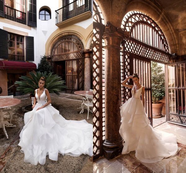 nora naviano 2019 beach wedding dresses v neck ruffles backless sweep train boho bridal gowns plus size robe de mariée, White
nora naviano 2019 beach wedding dresses v neck ruffles backless sweep train boho bridal gowns plus size robe de mariée, White
