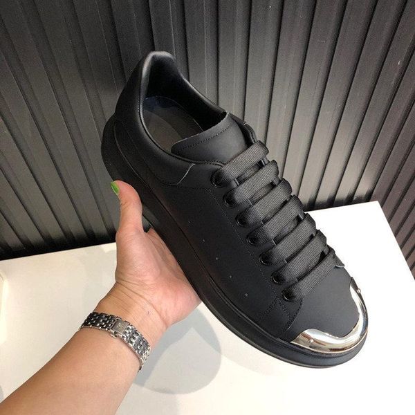 2020 new men women leather sneaker runners black white head alloy decoration platform trainers show shoe
2020 new men women leather sneaker runners black white head alloy decoration platform trainers show shoe
