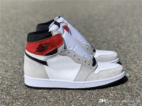 new air aauthentic 1 high og retro white black light smoke grey men basketball shoes 555088-126 1s suede varsity red man sneakers with box
new air aauthentic 1 high og retro white black light smoke grey men basketball shoes 555088-126 1s suede varsity red man sneakers with box