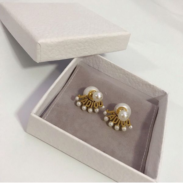 2020 new fashion diamond letter earrings classic simple and elegant daily office party gift, Silver
2020 new fashion diamond letter earrings classic simple and elegant daily office party gift, Silver