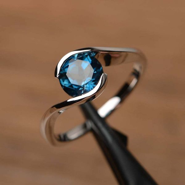 simple and elegant color zircon wedding rings for women sparkling blue red white green cz engagement party jewelry, Slivery;golden
simple and elegant color zircon wedding rings for women sparkling blue red white green cz engagement party jewelry, Slivery;golden