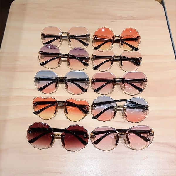 children's borderless sun women's gradient color sun girl's sunshade sunglasses fashionable boys' and girls' glasse, White;black
children's borderless sun women's gradient color sun girl's sunshade sunglasses fashionable boys' and girls' glasse, White;black