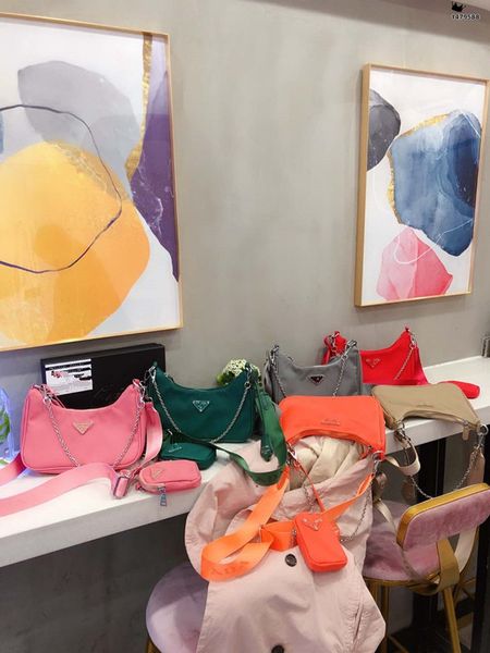 новая 2020 триада ретро нейлон alar messenger винтажная сумка изношенная тонкая сумка через плечо ведро сумки тотализаторы женские кошельки
новая 2020 триада ретро нейлон alar messenger винтажная сумка изношенная тонкая сумка через плечо ведро сумки тотализаторы женские кошельки