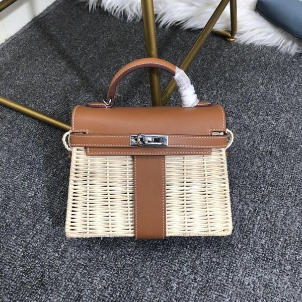 art2019 quality superior genuine leather woman single shoulder span bamboo weave portable kylie package
art2019 quality superior genuine leather woman single shoulder span bamboo weave portable kylie package