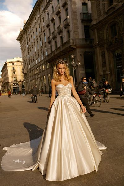 2019 elegent satin strapless a-line weddig dress with feathers luxury sweetheart sleevesless sweep train bridal gown, White
2019 elegent satin strapless a-line weddig dress with feathers luxury sweetheart sleevesless sweep train bridal gown, White