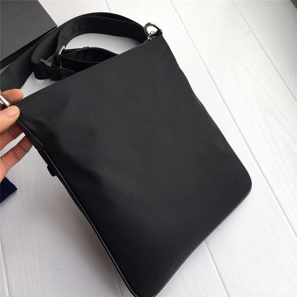 2020 2019.men's one-shoulder bag, postman bag, waterproof cloth, simple and stylish, handmade details, light and low-key
2020 2019.men's one-shoulder bag, postman bag, waterproof cloth, simple and stylish, handmade details, light and low-key