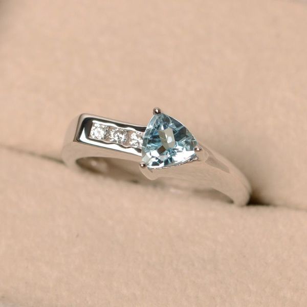 zircon blue crystal z ring female s925 silver inlaid geometric sapphire ladies ring bracelet jewelry, Golden;silver
zircon blue crystal z ring female s925 silver inlaid geometric sapphire ladies ring bracelet jewelry, Golden;silver