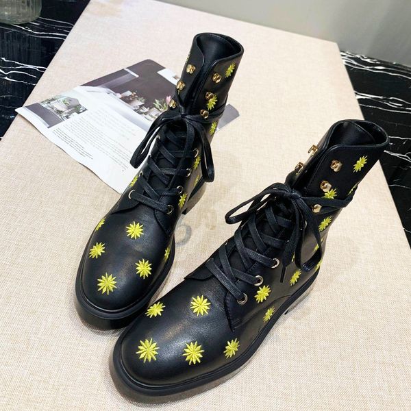 2019 autumn and winter explosions fashionable wild women short boots natural rubber outsole size 35-40 factory direct original packaging, Black
2019 autumn and winter explosions fashionable wild women short boots natural rubber outsole size 35-40 factory direct original packaging, Black