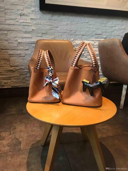 new classic buket bag women handbags strap shoulder bags mini real leather shopping bags lock small purse tote with picotin horse pendant
new classic buket bag women handbags strap shoulder bags mini real leather shopping bags lock small purse tote with picotin horse pendant