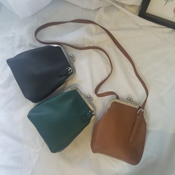 новая женская сумка ретро сумка-мессенджер твердый pu маленький квадратный клип одно плечо
новая женская сумка ретро сумка-мессенджер твердый pu маленький квадратный клип одно плечо