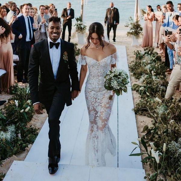Sexy off the shoulder Lace Mermaid Wedding Dresses Sweep Train Illusion Bodice Bridal Gowns Custom Made Wedding Gowns
Sexy off the shoulder Lace Mermaid Wedding Dresses Sweep Train Illusion Bodice Bridal Gowns Custom Made Wedding Gowns
