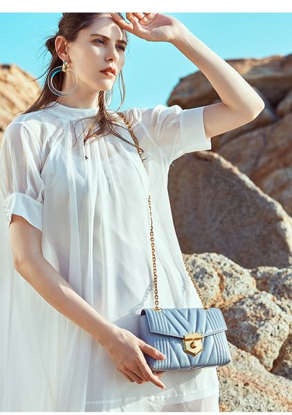the latest designer luxury women handbags cowhide embroidery thread chain shoulder bag crossbody soho bag handbag disco shoulder bag
the latest designer luxury women handbags cowhide embroidery thread chain shoulder bag crossbody soho bag handbag disco shoulder bag