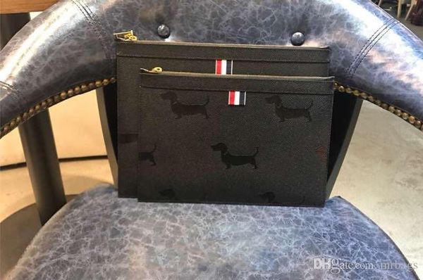 2019 new men's handbag american fashion designer handbag fashion trend style front animal offset decoration can be placed tablet 
2019 new men's handbag american fashion designer handbag fashion trend style front animal offset decoration can be placed tablet