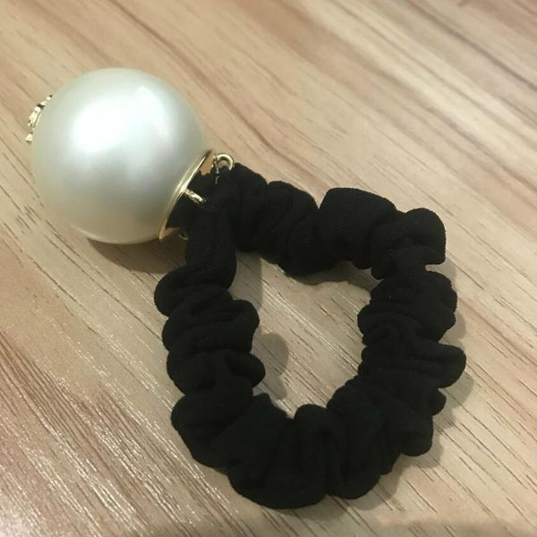 Quality Super Good Luxury Hair Accessories Big Pearl With Marks Hair Rope Fashion Vip Hair Tie With Bag And Stamp Party Gift For Souvenir
Quality Super Good Luxury Hair Accessories Big Pearl With Marks Hair Rope Fashion Vip Hair Tie With Bag And Stamp Party Gift For Souvenir