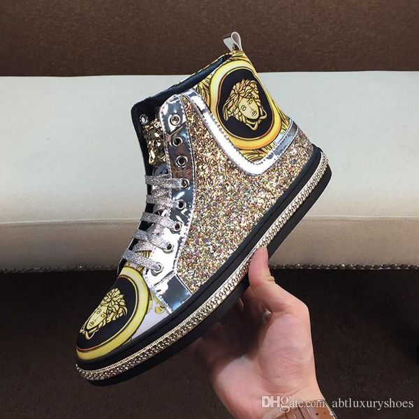 Vers@ce Brand Men Shoes High Top Sneaker Flat Heels Design Mens Shoes Winter Italy Fashion with Medusa Scarpe da uomo Ankle Boots BlingBling
Vers@ce Brand Men Shoes High Top Sneaker Flat Heels Design Mens Shoes Winter Italy Fashion with Medusa Scarpe da uomo Ankle Boots BlingBling