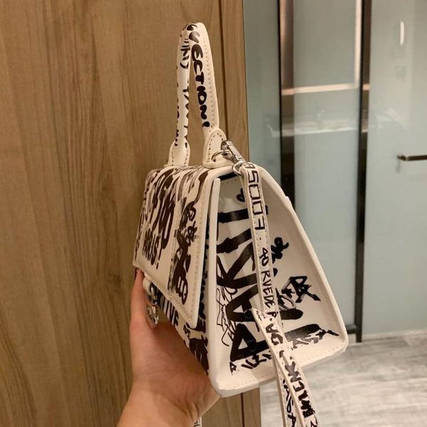 with gift box hourglass small handle bag black and white graffiti printed smooth calfskin 2020 tradingbear
with gift box hourglass small handle bag black and white graffiti printed smooth calfskin 2020 tradingbear