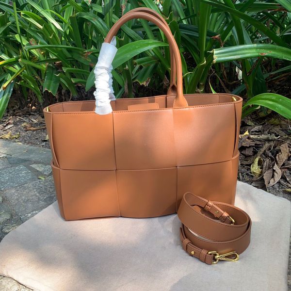 2020 новая большой емкость тканых сумки из натуральной кожи моды кожаных сумок сети красной дикой портативного плечо сумка женщина
2020 новая большой емкость тканых сумки из натуральной кожи моды кожаных сумок сети красной дикой портативного плечо сумка женщина