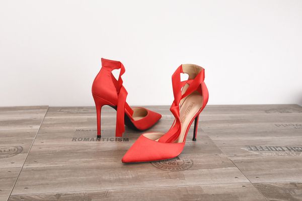 2020 sandal women designer shoes hollow satin high heels women's small fresh pointed pointed stiletto sandals high heels, Black
2020 sandal women designer shoes hollow satin high heels women's small fresh pointed pointed stiletto sandals high heels, Black