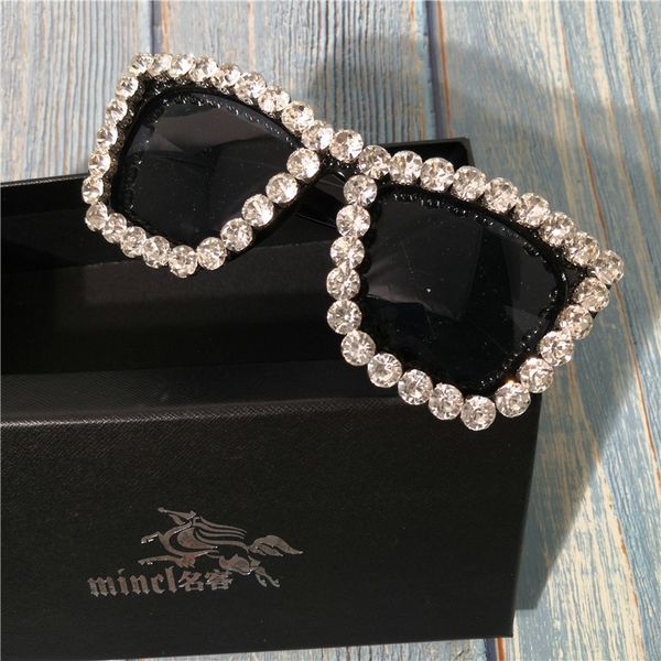 2019 diamond sunglasses women square vintage glasses bling whtie rhinestone sun glasses for woman oversize fashion shade fml, White;black
2019 diamond sunglasses women square vintage glasses bling whtie rhinestone sun glasses for woman oversize fashion shade fml, White;black