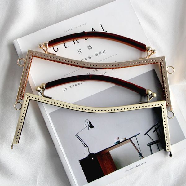 2pcs/lot 25cm big size metal purse frame wood handle bronze golden kiss clasp purse frames diy bag accessory, Black
2pcs/lot 25cm big size metal purse frame wood handle bronze golden kiss clasp purse frames diy bag accessory, Black