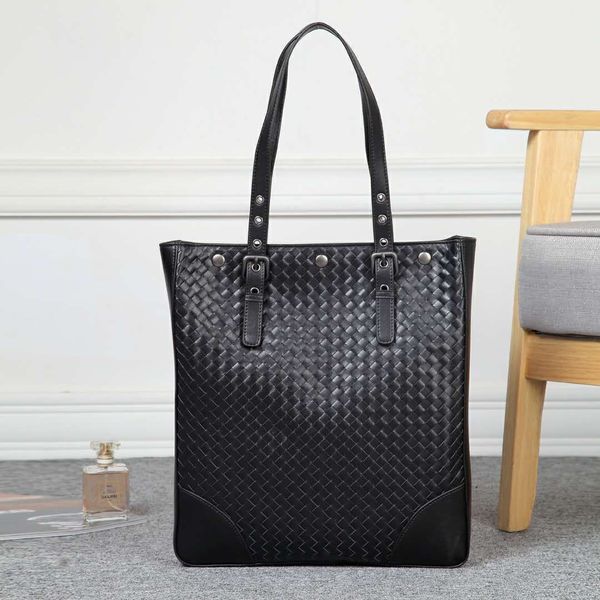 excellent quality factory supply various italy import cowhide leather crochet handbag fashion leisure shoulder bags classic bags t-show bag
excellent quality factory supply various italy import cowhide leather crochet handbag fashion leisure shoulder bags classic bags t-show bag