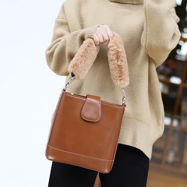 simple wool women's bag retro commuter one shoulder messenger bag fashion fluffy handbag
simple wool women's bag retro commuter one shoulder messenger bag fashion fluffy handbag