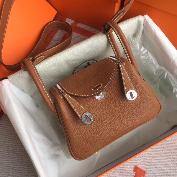 classic lady's handbag 5a high-end custom quality handbag fashion business casual style metal accessories with long shoulder strap
classic lady's handbag 5a high-end custom quality handbag fashion business casual style metal accessories with long shoulder strap