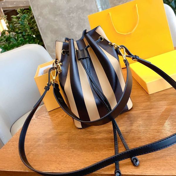 модельер ковш сумка люкс печать tote сумка шарм женщина марка ручная сумка crossbody сумка
модельер ковш сумка люкс печать tote сумка шарм женщина марка ручная сумка crossbody сумка