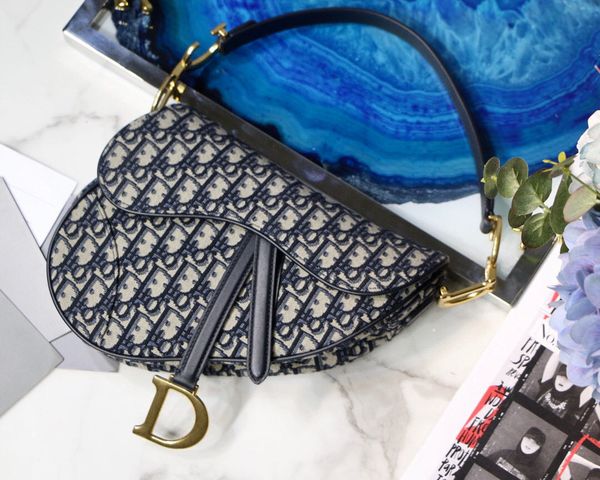 new women's one-shoulder bag 7a high-end custom quality handbag fashion trend leisure style gold metal accessories fashion perishes cla
new women's one-shoulder bag 7a high-end custom quality handbag fashion trend leisure style gold metal accessories fashion perishes cla