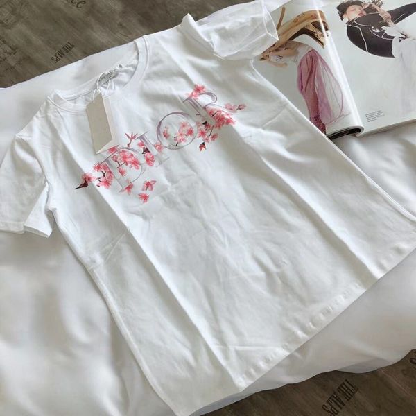 D Home Flower Printed Womens Tshirts Summer Short Sleeve O Neck Designer Ladies Tops Fashion Luxury Loose Womens Tees
D Home Flower Printed Womens Tshirts Summer Short Sleeve O Neck Designer Ladies Tops Fashion Luxury Loose Womens Tees