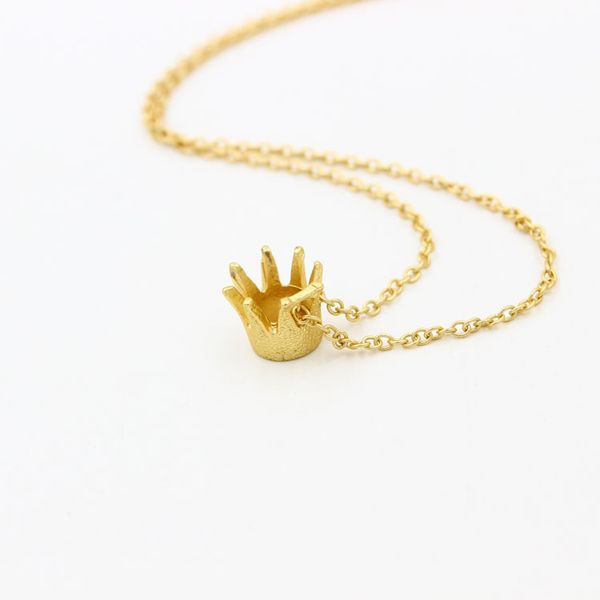 fashion-silver plated chain lovely crown pendant necklaces female collarbone cystal circle chain simple summer christmas gift
fashion-silver plated chain lovely crown pendant necklaces female collarbone cystal circle chain simple summer christmas gift