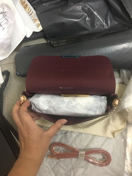 women classic small messenger bag crossbody bag small purse for lady with chain strap and leather strap genuine leather with date code
women classic small messenger bag crossbody bag small purse for lady with chain strap and leather strap genuine leather with date code