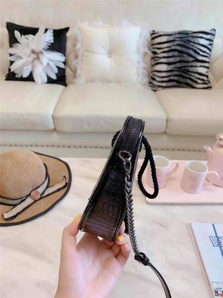 дизайнер-роскошная сумочка кошелек y heart shape модель женщины дизайнерские сумки плечо crossbody дизайнерская сумочка мода сумки кисточкой
дизайнер-роскошная сумочка кошелек y heart shape модель женщины дизайнерские сумки плечо crossbody дизайнерская сумочка мода сумки кисточкой