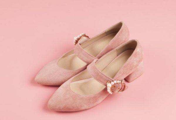 send 2018 spring and autumn new style low-heel coarse heel pointed end pearl women's shoes, Black
send 2018 spring and autumn new style low-heel coarse heel pointed end pearl women's shoes, Black