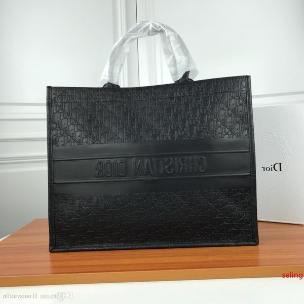 7a new d1or women handbags single-shoulder bag travel package shopping bag men s bags 42*32*15
7a new d1or women handbags single-shoulder bag travel package shopping bag men s bags 42*32*15