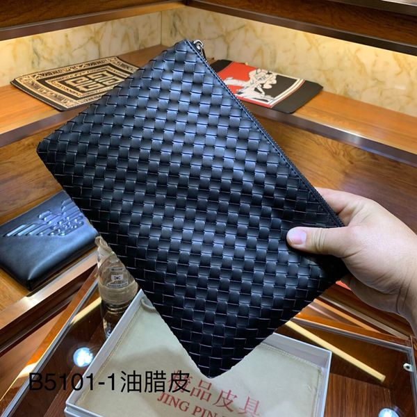 2019 new handbag. leather stitching canvas printing design. fashion casual series. brand designer to create a zipper clutch
2019 new handbag. leather stitching canvas printing design. fashion casual series. brand designer to create a zipper clutch