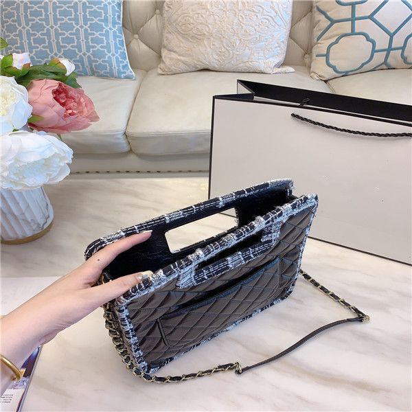 the small fragrant shopping bag made by the designer is a good choice in spring, summer, autumn and winter. the whole bag has simple lines
the small fragrant shopping bag made by the designer is a good choice in spring, summer, autumn and winter. the whole bag has simple lines