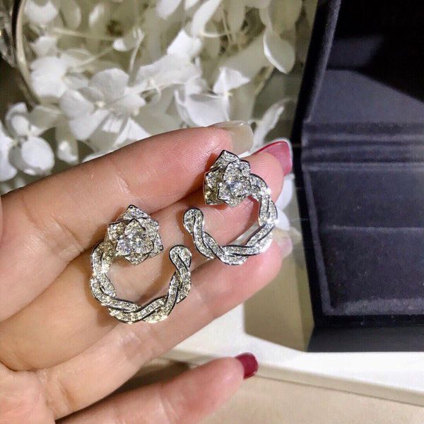 Luxury Classic Designer S925 Sterling Silver Full Crystal Rose Flower Hollow Round Charm Loop Earrings For Women Jewelry
Luxury Classic Designer S925 Sterling Silver Full Crystal Rose Flower Hollow Round Charm Loop Earrings For Women Jewelry