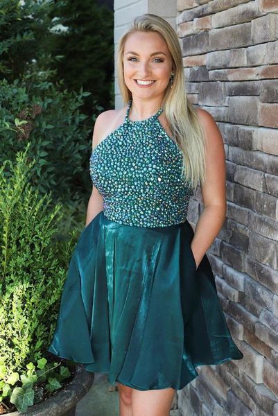 роскошные бусы tops яркие атласные короткие коктейль платье холтер шеи a-линии homecoming платья vestidos-де-коктейль, White;black 
роскошные бусы tops яркие атласные короткие коктейль платье холтер шеи a-линии homecoming платья vestidos-де-коктейль, White;black