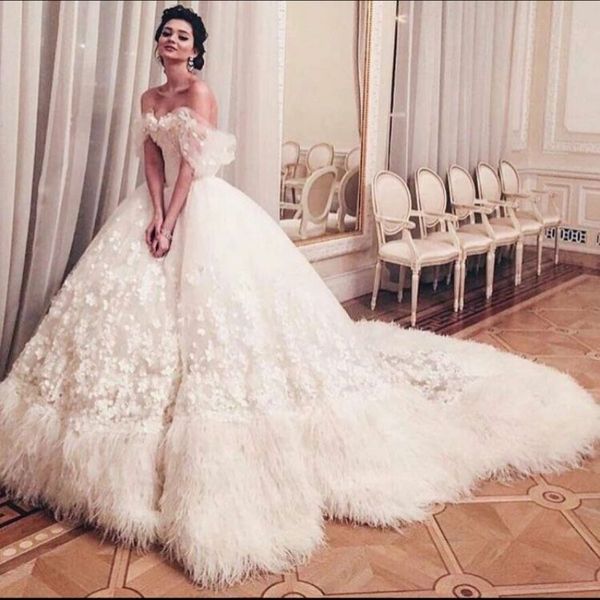 a line beach wedding dresses off shoulder sleeveless feathers appliques lace plus size wedding dress sweep train robes de mariée, White
a line beach wedding dresses off shoulder sleeveless feathers appliques lace plus size wedding dress sweep train robes de mariée, White