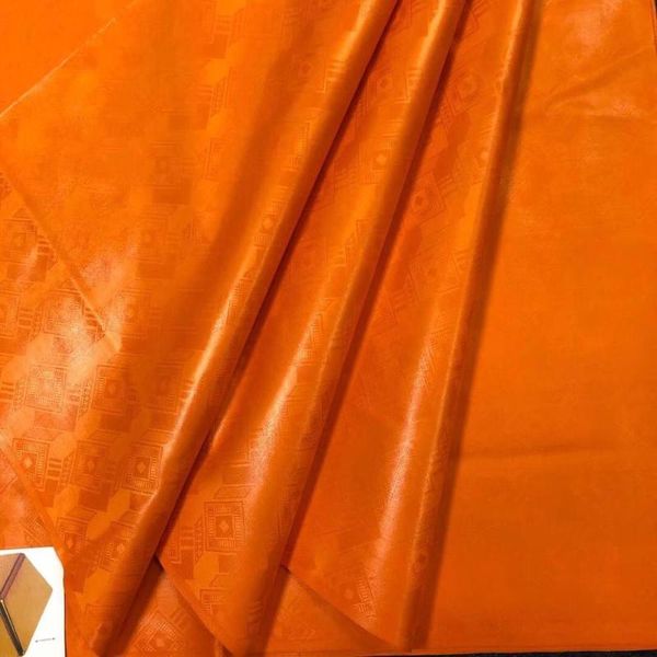 африканский atiku мужчины ткань базен мягкая brocade fabric высокого качества базен выскочка ткань 5yards / шт brocade кружево riche, Black;white
африканский atiku мужчины ткань базен мягкая brocade fabric высокого качества базен выскочка ткань 5yards / шт brocade кружево riche, Black;white