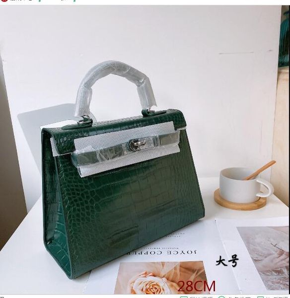 kelly bag, one of the most pgraphed bags in the entertainment industry recently, is made of alligator texture
kelly bag, one of the most pgraphed bags in the entertainment industry recently, is made of alligator texture