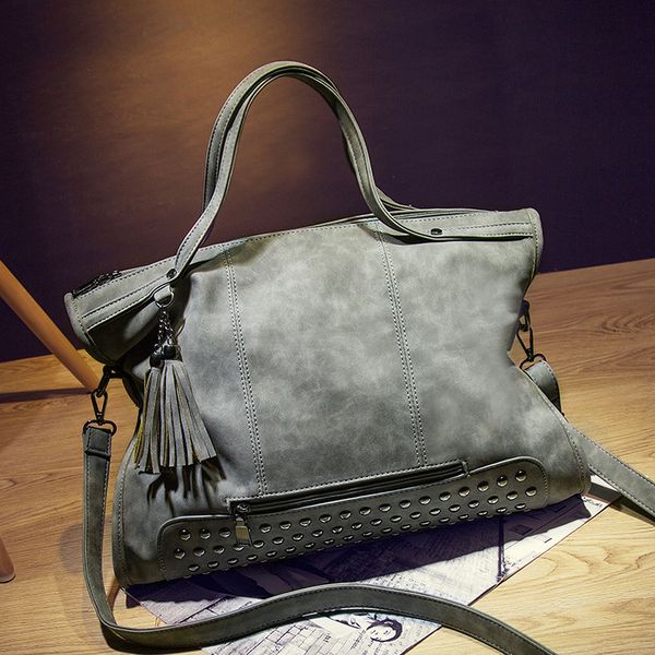 2020 new rivet tassel bag portable retro female bag motorcycle ladies big shoulder messenger
2020 new rivet tassel bag portable retro female bag motorcycle ladies big shoulder messenger