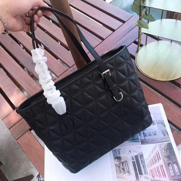 classical style large capacity women leather handbag luxury designer shoulder bag ladies casual totes leather messenger bags ing
classical style large capacity women leather handbag luxury designer shoulder bag ladies casual totes leather messenger bags ing